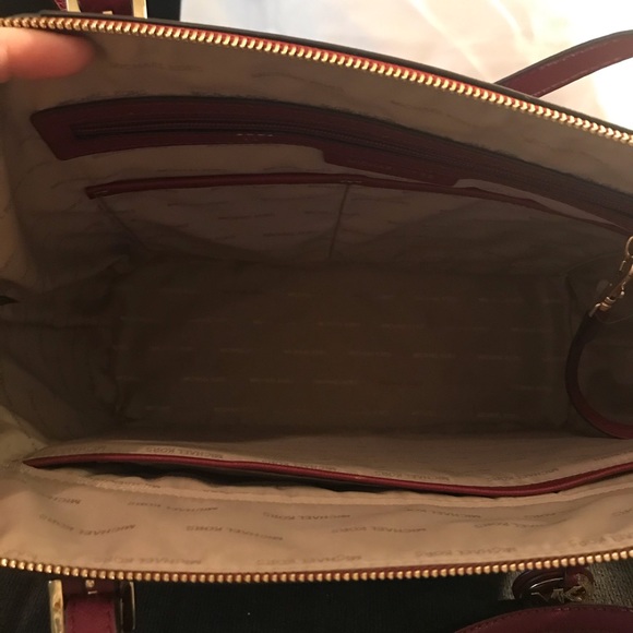 Micheal Kors Purse - Picture 3 of 5